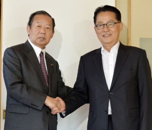 2016년 5월 2일 박지원(오른쪽) 당시 국민의당 원내대표가 서울 중구 신라호텔 일식당에서 니카이 도시히로 당시 일본 자민당 총무회장과 오찬에 앞서 악수를 하고 있다. 연합뉴스