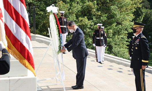 한미정상회담 참석차 미국 워싱턴을 방문중인 문재인 대통령이 20일(현지시간) 워싱턴DC인근 알링턴 국립묘지를 찾아 무명용사의 묘에 헌화하고 있다. 연합뉴스