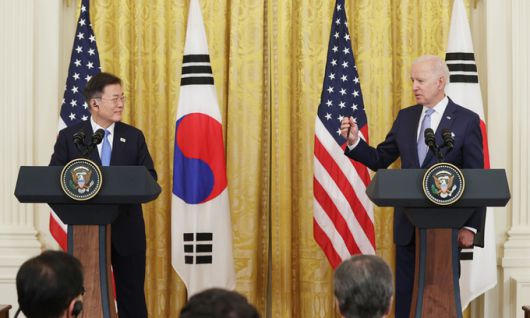 문재인 대통령과 조 바이든 미국 대통령이 21일(현지시간) 백악관에서 정상회담 후 공동기자회견을 하고 있다. 워싱턴=연합뉴스