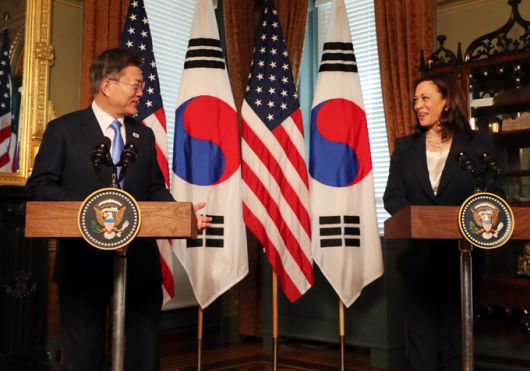 문재인 대통령이 21일 오전(현지시간) 워싱턴 아이젠하워 행정동에서 카멀라 해리스 미국 부통령을 접견하고 있다. 연합뉴스