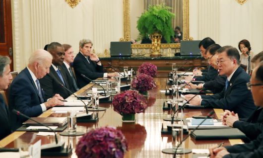 문재인 대통령이 21일 오후(현지시간) 백악관 국빈만찬장에서 조 바이든 미국 대통령과 확대회담을 하고 있다. 워싱턴=연합뉴스