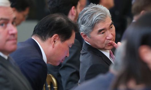 최태원 SK 회장과 성김 미국 국무부 동아시아·태평양 차관보 대행이 21일(현지시간) 백악관 한미 정상 공동기자회견장에서 대화하고 있다. 워싱턴=연합뉴스