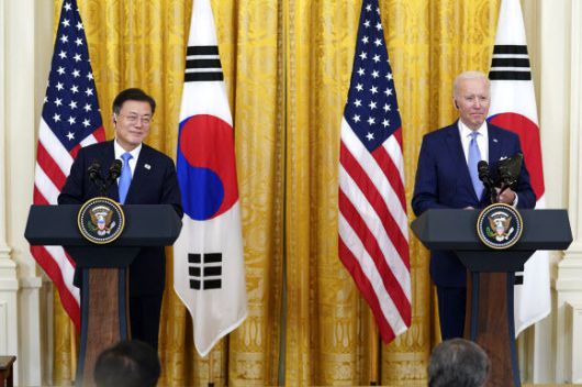 문재인 대통령이 21일 오후(현지시간) 한ㆍ미 정상회담을 마치고 조 바이든 미국 대통령과 함께 참석한 공동기자회견에서 기자들의 질문에 답하고 있다. 워싱턴=연합뉴스