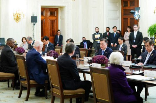 문재인 대통령이 21일 오후(현지시간) 미국 워싱턴 백악관 국빈만찬장에서 조 바이든 미국 대통령과 확대회담을 하고 있다. 워싱턴=뉴시스