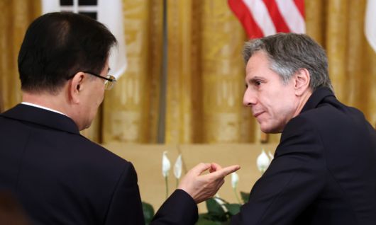 정의용 외교부 장관과 토니 블링컨 미국 국무장관이 21일 오후(현지시간) 백악관에서 열린 한미 정상 공동기자회견에서 대화하고 있다. 연합뉴스