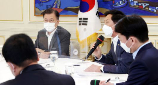 문재인 대통령이 26일 청와대에서 열린 여야 정당 대표 초청 대화에 참석해 김기현 국민의힘 대표 권한대행의 발언을 듣고 있다. 뉴시스