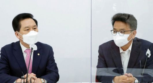 국민의힘 김기현 대표 권한대행 겸 원내대표(왼쪽)가 지난 3일 서울 여의도 국회에서 이철희 청와대 정무수석을 접견하고 인사말을 하고 있다. 뉴시스