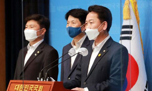 더불어민주당 초선 의원 모임 '더민초'의 운영위원장인 고영인 의원이 3일 오후 서울 여의도 국회 소통관에서 문재인 대통령과의 간담회 결과를 발표하고 있다. 왼쪽부터 홍기원, 오기형, 고 의원. 뉴시스