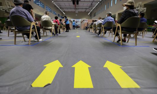 지난 4일 서울 동작구 사당종합체육관에 마련된 신종 코로나바이러스 감염증(코로나19) 예방접종센터에서 시민들이 백신 접종을 기다리고 있다. 연합뉴스