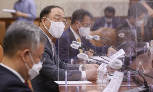 홍남기 경제부총리 겸 기획재정부 장관이 지난 4일 정부서울청사에서 열린 연구기관장 및 투자은행 전문가 간담회에서 발언하고 있다. 이날 홍 부총리는 2차 추가경정예산(추경)안 편성 검토를 공식화했다. 연합뉴스