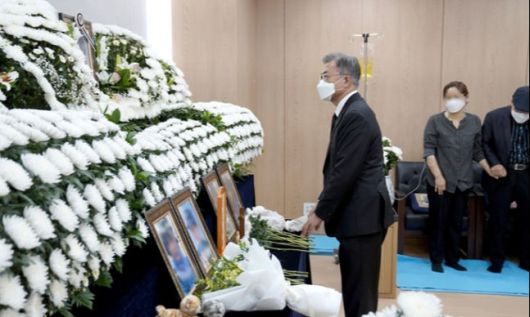 문재인 대통령이 지난 6일 경기 성남시 국군수도병원에 마련된 공군 성추행 피해자 이 모 부사관의 추모소를 찾아 추모한 뒤 고인의 영정을 바라보고 있다. 청와대 제공