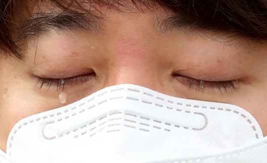 이준석 국민의힘 대표 후보가 9일 서울 용산구 국방부 앞에서 피켓시위 중인 천안함재단, 유가족회, 생존자전우회원들을 만나 함께 피켓시위를 하던 중 눈물을 흘리고 있다. 뉴시스