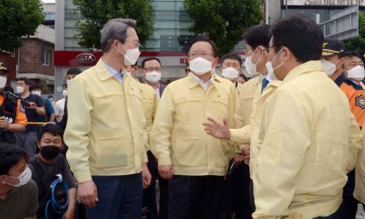 김부겸 국무총리가 10일 오전 광주 동구 학동 재개발지역 건물 붕괴 현장을 찾아 사고 경위를 보고 받은 뒤 취재진 앞에서 발언하고 있다. 광주=뉴스1