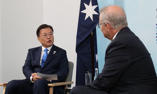 G7 정상회의 참석차 영국을 방문 중인 문재인 대통령이 12일(현지시간) 영국 콘월 트레게나 캐슬 호텔에서 스콧 모리슨 호주 총리와 양자회담을 하고 있다. 콘월=연합뉴스