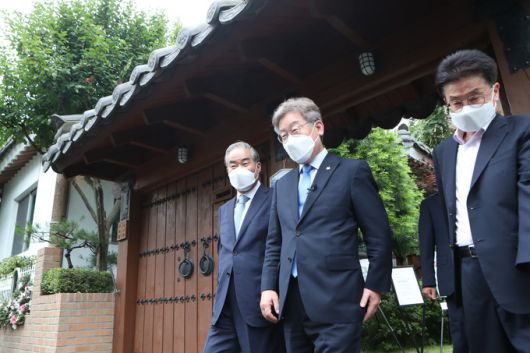 이재명 경기지사가 15일 경기도 고양 김대중 전 대통령 사저기념관을 방문하고 있다. 고양=연합뉴스