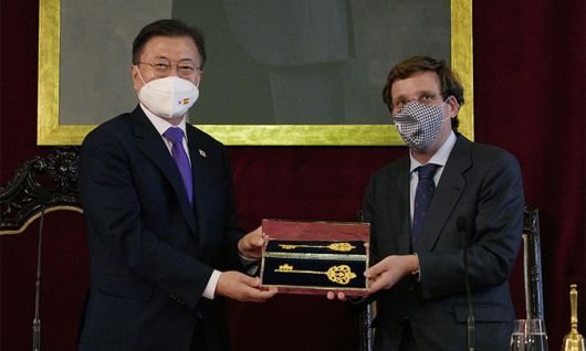 스페인을 국빈 방문 중인 문재인 대통령이 15일(현지시간) 스페인 마드리드 시청을 방문해 호세 루이스 마르티네즈-알메이다 시장으로부터 행운의 열쇠를 선물받고 있다. 마드리드(스페인)=연합뉴스