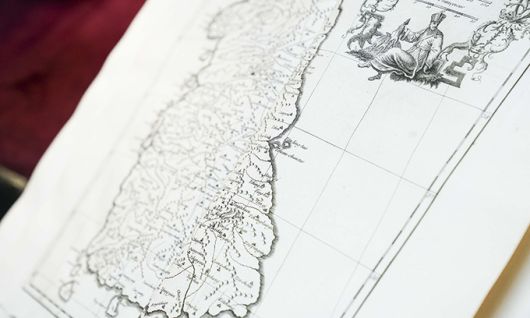 스페인을 국빈 방문 중인 문재인 대통령이 16일(현지시간) 스페인 마드리드 상원의사당에서 상·하원 합동 연설을 마친 후 상원 도서관을 방문했다. 사진은 도서관에 소장된 조선왕국전도. 마드리드=연합뉴스