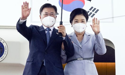 영국 G7 정상회의와 오스트리아, 스페인 국빈 방문을 마친 문재인 대통령과 김정숙 여사가 18일 서울공항에 도착, 손을 흔들고 있다. 연합뉴스
