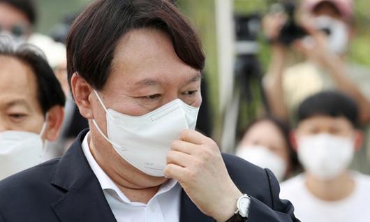 윤석열 전 검찰총장이 지난 9일 오후 서울 남산예장공원 개장식에서 마스크를 고쳐쓰고 있다. 연합뉴스