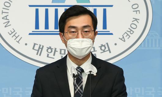 더불어민주당 장경태 의원이 7일 서울 여의도 국회 소통과에서 청년창업 지원 등이 포함된 청년창업사다리법 관련 기자회견을 하고 있다. 뉴시스