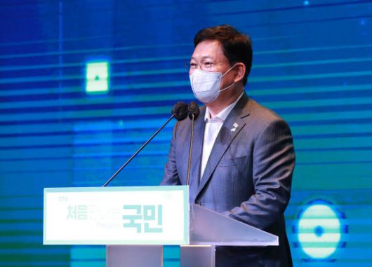 더불어민주당 대선 경선 후보들이 1일 서울 여의도 글래드호텔 그랜드볼룸에서 공명선거 실천 서약식 및 프레스데이를 가졌다. 송영길 대표가 인사말을 하고 있다. 연합뉴스