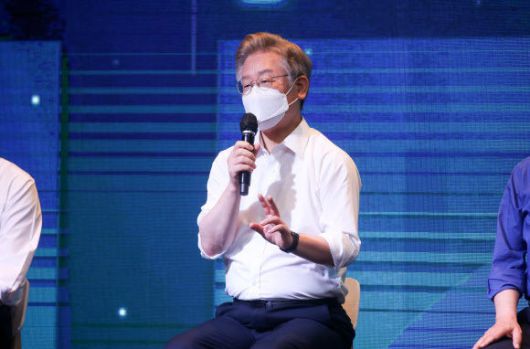 더불어민주당 대선 경선 후보들이 1일 서울 여의도 글래드호텔 그랜드볼룸에서 공명선거 실천 서약식 및 프레스데이를 가졌다. 이재명 후보가 취재진의 질문에 답하고 있다. 연합뉴스