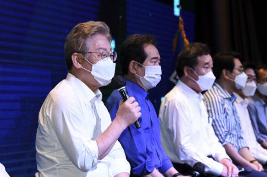 더불어민주당 대선 경선 후보들이 1일 서울 여의도 글래드호텔 그랜드볼룸에서 공명선거 실천 서약식 및 프레스데이를 가졌다. 이재명 후보가 취재진의 질문에 답하고 있다. 연합뉴스