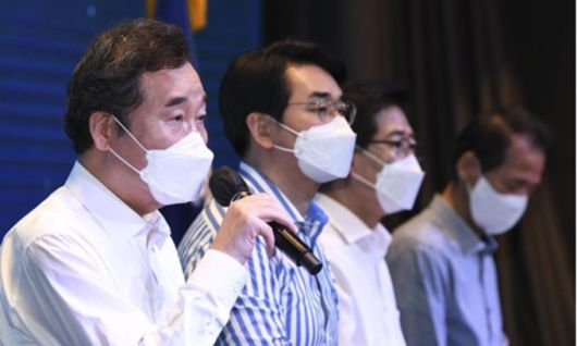 더불어민주당 대선 경선 후보들이 1일 서울 여의도 글래드호텔 그랜드볼룸에서 공명선거 실천 서약식 및 프레스데이를 가졌다. 이낙연 후보가 취재진의 질문에 답하고 있다. 연합뉴스