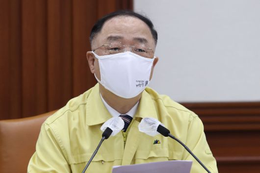 홍남기 경제 부총리 겸 기획재정부 장관이 7일 오전 종로구 정부 서울청사 에서 열린 40차 비상경제 중앙대책본부(중대본) 회의 겸 12차 한국판 뉴딜 관계장관회의를 주재하면서 모두 발언을 하고 있다. 공동취재사진