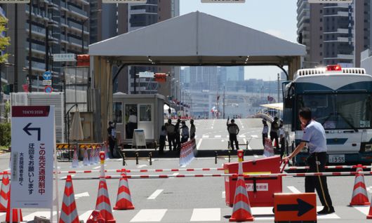 지난 17일 일본 도쿄 하루미지역에 위치한 올림픽 선수촌이 통제되고 있다. 뉴스1