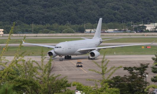 해외파병 임무 수행 중 신종 코로나바이러스 감염증(코로나19) 확진자가 발생한 청해부대 장병들을 태운 공군 다목적 공중급유수송기 KC-330 '시그너스'가 20일 경기 성남 서울공항에 착륙하고 있다. 뉴스1