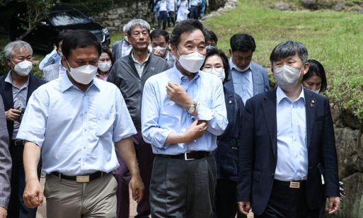 더불어민주당 대선주자인 이낙연 전 대표가 지난 18일 전남 광양시 옥룡사지를 둘러보고 있다. 이낙연 캠프 제공