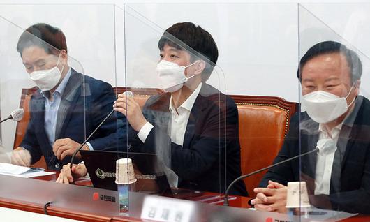 이준석 국민의힘 대표가 22일 서울 여의도 국회에서 열린 최고위원회의에서 발언하고 있다. 공동취재사진