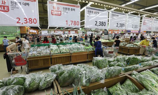 8일 서울의 한 마트에서 시민들이 식재료를 고르는 모습. 뉴스1