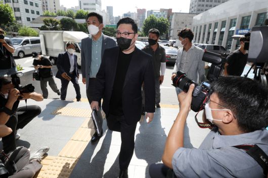 지난달 14~15일 정부의 방역 조치에 항의해 심야 차량 시위를 주도한 혐의를 받는 김기홍 코로나19 대응 전국자영업자 비상대책위원회 공동대표가 6일 서울 마포구 마포경찰서에서 조사를 받기 위해 최승재 국민의힘 의원(왼쪽)과 함께 들어가고 있다. 뉴시스