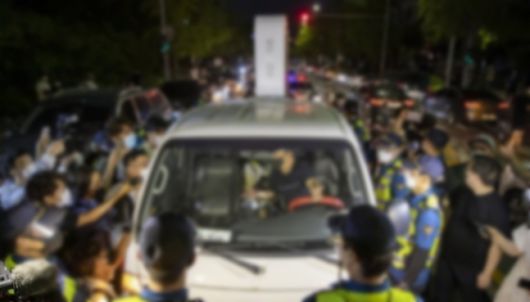 지난달 14일 서울 여의도공원 인근에서 열린 ‘전국자영업자비대위, 거리두기4단계 조치 불복 기자회견’에서 자영업자비대위 관계자 차량의 이동이 통제되고 있다. 연합뉴스