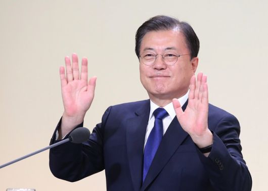 문재인 대통령이 12일 청와대 본관에서 화상을 통해 열린 ‘건강보험 보장성 강화정책 발표 4주년 성과 보고대회’에서 참석자들에게 인사를 하고 있다. 연합뉴스