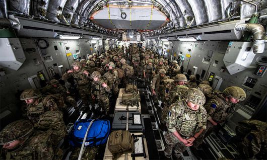 15일(현지시간) 영국 16항공습격여단 소속 육군 대원들이 아프간 카불에 착륙한 후 영국 공군 보이저 항공기에서 내리는 모습. AFP연합뉴스