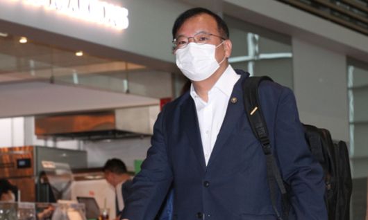 강도태 보건복지부 2차관이 모더나 본사 백신 판매 책임자들과 협상을 위해 13일 오전 인천국제공항 제2터미널에서 미국으로 출국하고 있다. 뉴스1