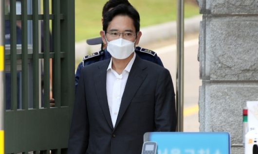 박근혜 정부의 '국정농단' 사건으로 실형을 확정받고 복역해온 이재용 삼성전자 부회장이 지난 13일 경기도 의왕시 서울구치소에서 가석방되어 걸어 나오고 있다. 연합뉴스