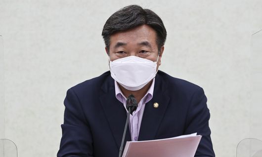 윤호중 더불어민주당 원내대표가 24일 서울 여의도 국회에서 열린 원내대책회의에서 발언하고 있다. 뉴시스