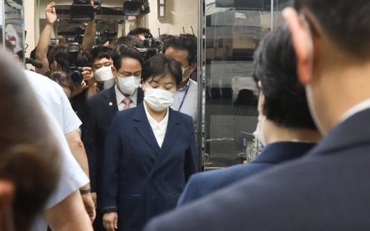 부친의 부동산 투기 의혹에 대한 도의적 책임을 지기 위해 대선 경선을 포기하고 국회의원직을 사퇴한 윤희숙 국민의힘 의원이 지난 27일 서울 여의도 국회 소통관에서 기자회견을 열고 "저는 지금 저 자신을 공수처에 수사 의뢰한다"면서 "공수처가 못하겠다면 합수본에 다시 의뢰 하겠다"고 밝힌 후 소통관을 나서고 있다. 뉴시스