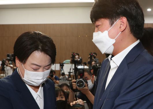 지난 25일 국민의힘 윤희숙 의원이 소통관에서 의원직 사퇴 및 대선 불출마 선언 기자회견에 나서자 이준석 대표가 기자회견장으로 찾아와 윤 의원을 만류하며 눈물을 흘리고 있다. 연합뉴스