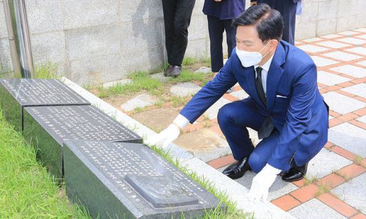 국민의힘 원희룡 대선 경선 예비후보가 31일 부산 중구 민주공원을 참배하고 있다. 원희룡 후보 측 제공