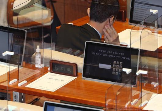 31일 서울 여의도 국회에서 열린 본회의에서 윤희숙 국민의힘 의원 의석이 비어있다. 뉴시스