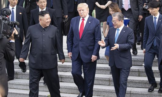 지난 2019년 6월 30일 문재인 대통령과 북한 김정은 국무위원장, 도널드 트럼프 미국 대통령이 판문점 남측 자유의 집을 나서며 얘기를 나누고 있다. 연합뉴스