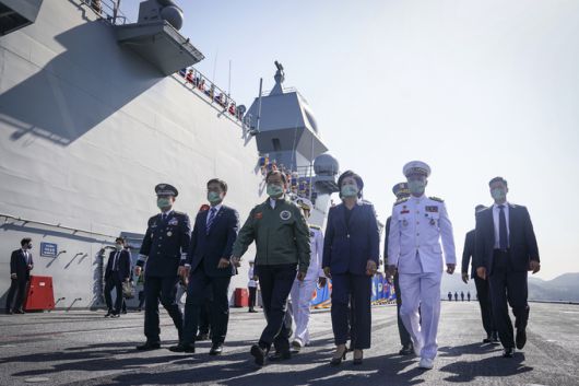 문재인 대통령과 김정숙 여사가 1일 경북 포항 영일만 해상 마라도함에서 열린 제73주년 국군의 날 기념식에 참석하고 있다.   뉴스1