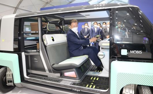 문재인 대통령이 7일 인천광역시 서구 현대모비스 수소연료전지공장 투자 예정지에서 열린 ‘수소경제 성과 및 수소 선도국가 비전 보고회’에서 차세대 수소연료전지 특화단지 기공식을 마친 후, 수소산업 관련 전시물을 관람하며 현대모비스가 독자 개발한 수소연료전지 파워팩 내장 도심형 근거리 콘셉트카 ‘M 비전2GO’를 시승하고 있다. 인천=연합뉴스