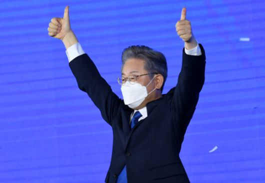 더불어민주당 제20대 대통령선거 후보에 선출된 이재명 경기지사가 10일 오후 서울 송파구 올림픽공원 SK올림픽핸드볼경기장에서 열린 서울 지역 경선 및 3차 국민선거인단 투표에서 1위를 차지한 뒤 기뻐하고 있다. 국회사진취재단