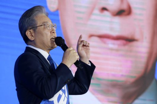 이재명 더불어민주당 대선 예비후보가 10일 오후 서울 송파구 올림픽공원 SK올림픽핸드볼경기장에서 열린 제20대 대통령선거 후보자 선출을 위한 서울 합동연설회에서 정견발표를 하고 있다. 국회사진취재단